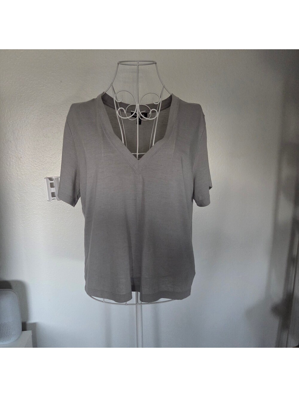 Express Women's V-Neck Short Sleeve Top Medium Gray Rayon Blend